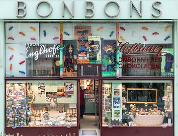 Auslage von BonBons Neubaugasse, BonBons Neubaugasse – das Zuckerlgeschäft im Herzen Wiens: entdecke Manner Stollwerk, Bonbons, handgemachte Pralinen & Zotter Schokolade. Komm vorbei & genieße!