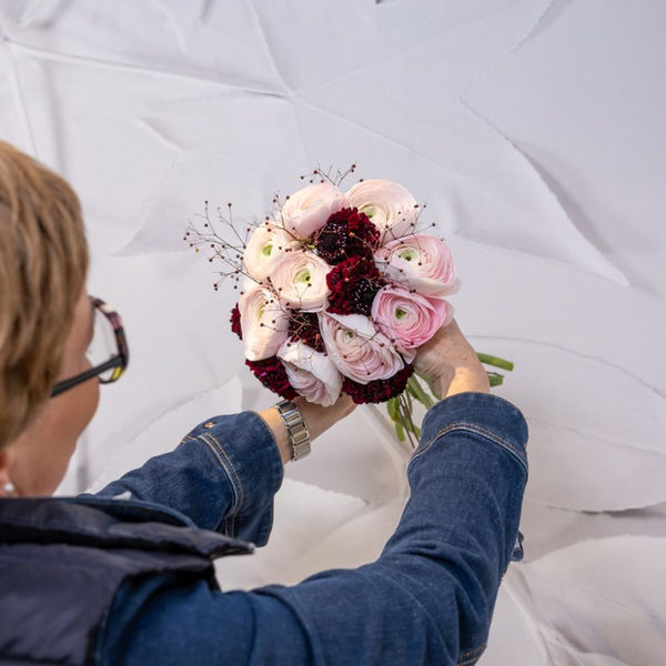 Christine Brandl mit einem Brautstrauß, Blumenfreude, Blumen kaufen für NÖ, Wien, Burgenland: Sträuße, Kränze, Pflanzen & Deko für Hochzeit, Event & Trauer oder zum Selbstgenießen. Mit Liebe handgemacht! 💐 Besuchen Sie mich & lassen Sie sich inspirieren! 🌸✨