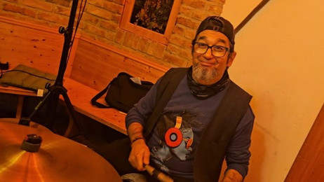 Live-Konzert vom Kulturzirkel in Brunn am Gebirge – Be swingt im Weingut Niegl. Publikum genießt die Musik in stimmungsvoller Atmosphäre.