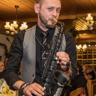 Live-Konzert vom Kulturzirkel in Brunn am Gebirge – Die Weinbergmusikanten auf der Bühne im Weingut Niegl. Publikum genießt die Musik in stimmungsvoller Atmosphäre.