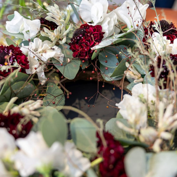 Urnenkranz von Blumenfreude, Blumen kaufen für NÖ, Wien, Burgenland: Sträuße, Kränze, Pflanzen & Deko für Hochzeit, Event & Trauer oder zum Selbstgenießen. Mit Liebe handgemacht! 💐 Besuchen Sie mich & lassen Sie sich inspirieren! 🌸✨