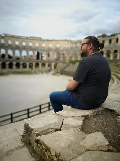 Mann genießt den Ausblick - Wunderwoche Istrien mit Reinhard Prenn
