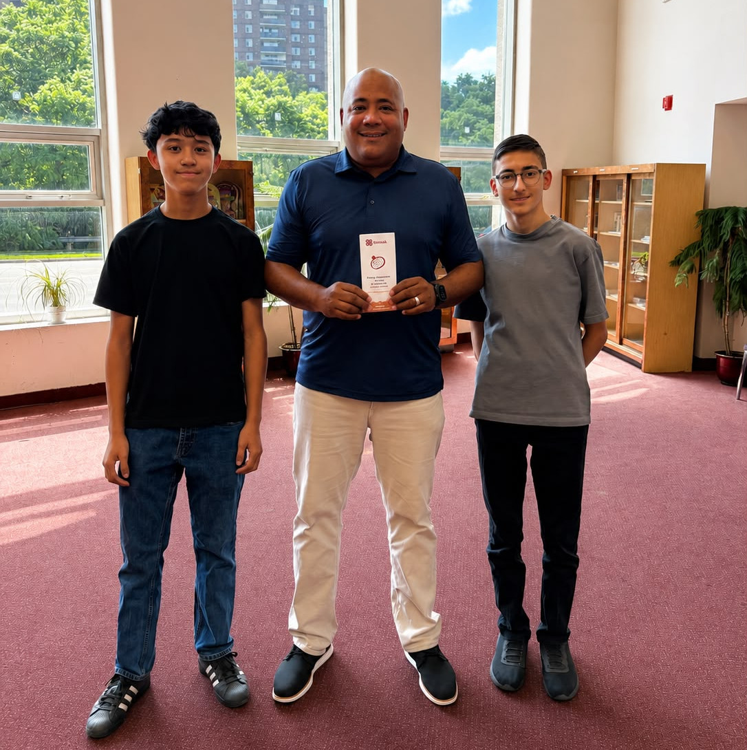 Le député Michael Coteau avec l'équipe Tomsak à l'église arménienne de la Sainte-Trinité à Toronto
