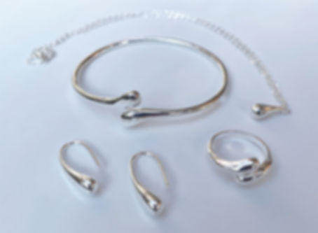 Juego de Collar, Aretes, Pulsera y Anillo plateado tipo Tane