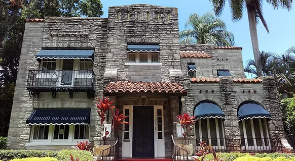 Mildew and algae buildup on exterior walls before soft washing service in Treasure Island, FL.