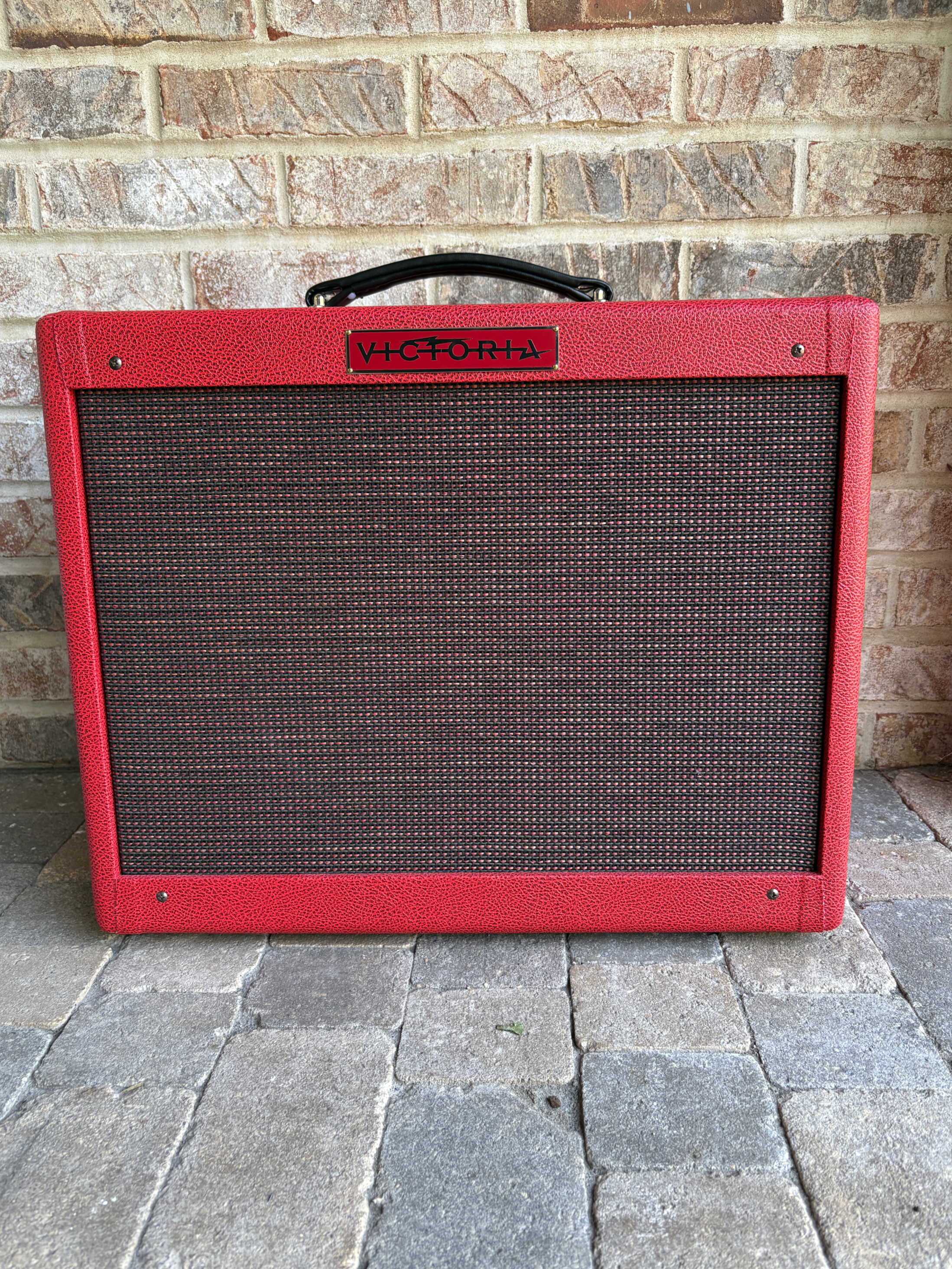 Victoria 5112 British Red/Black Red Grill Cloth 5 Watts 6v6 or 6l6