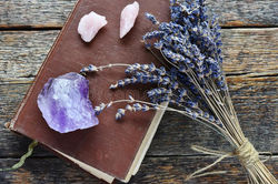 cristales-de-cuarzo-amatista-y-rosa-con-flores-lavanda-secas-imagen-vista-superior-los-en-