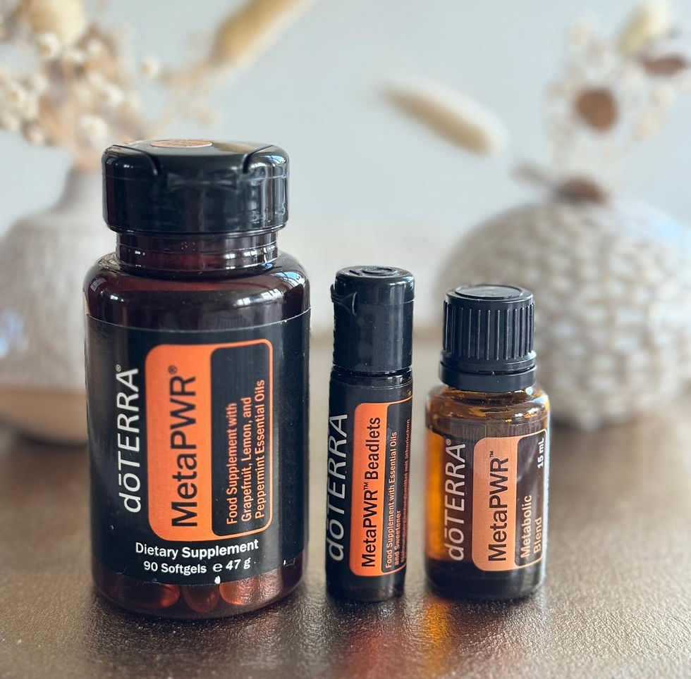 Die MetaPWR Softgels, Beadlets und die MetaPWR Mischung von doTERRA stehen stilvoll auf einem goldenen Teller. Im Hintergrund sind dekorative Trockenblumen zu sehen, die eine warme und natürliche Atmosphäre schaffen. Die Produkte fördern den Stoffwechsel und unterstützen einen gesunden Lebensstil.