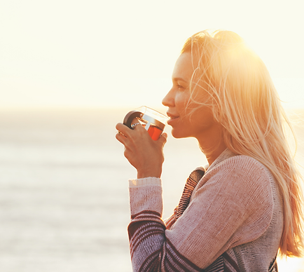 ein Frau die einen Tee trinkt und sich wohl fühlt und glücklich ist, sie freut sich auf der 30 Tage Reinigungs- & Aufbaukur von doterra Herbstkur 25
