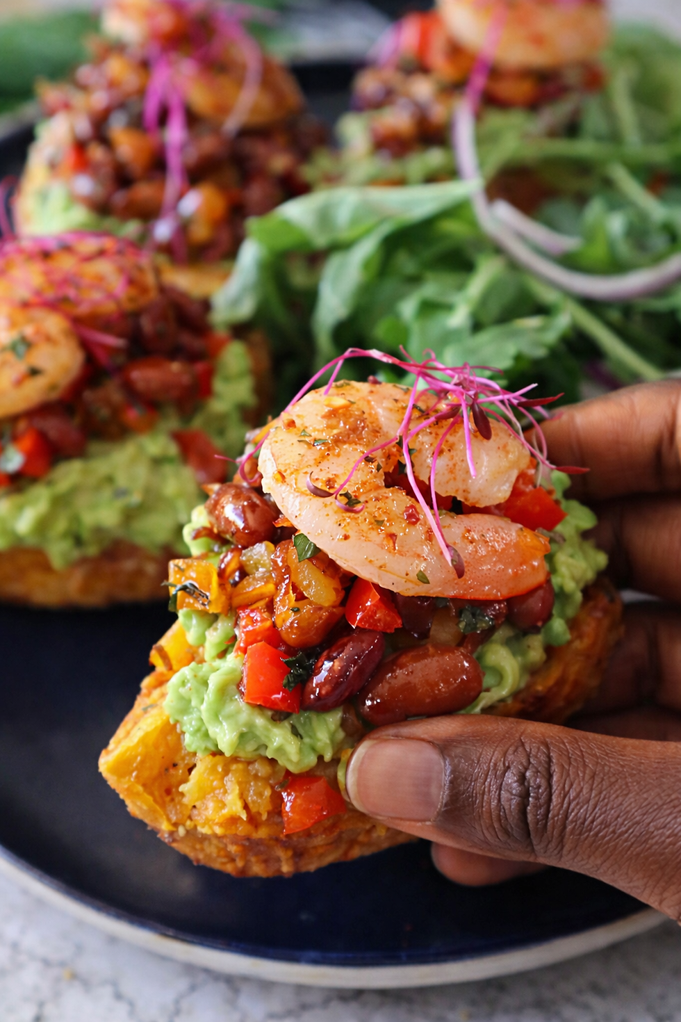 PATATES DOUCES FARCIES AUX CREVETTES, HARICOTS ET GUACAMOLE