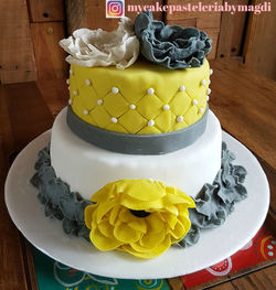 Torta Cumpleaños flores amarillas