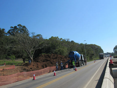 DNIT/RS realiza mais uma etapa de concretagem dos pilares da passarela do bairro Floresta nesta quin