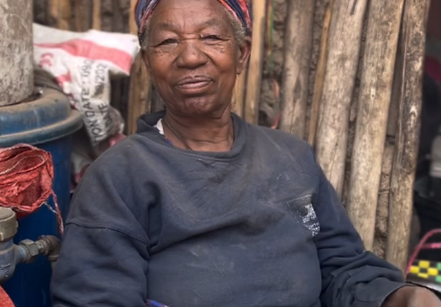 In Ethiopië leven veel ouderen in kwetsbare omstandigheden. Wanneer mensen ouder worden en niet meer kunnen werken, zijn zij vaak afhankelijk van familie of de hulp van anderen. Maar niet iedere oudere heeft familie die voor hen kan zorgen. Daardoor leven sommige ouderen in armoede, eenzaamheid en onzekerheid.
Stichting Godanaw-Holland wil juist voor deze mensen iets betekenen. Op dit moment ondersteunen we het hele jaar door 55 kwetsbare ouderen. De dagelijkse hulp wordt lokaal georganiseerd in samenwerking met Dorcas en een plaatselijke kerk. Hierdoor kunnen we ervoor zorgen dat de ondersteuning niet alleen tijdens onze bezoeken aan Ethiopië plaatsvindt, maar gedurende het hele jaar beschikbaar is.
De ondersteuning bestaat onder andere uit hulp bij voedsel, kleding en andere eerste levensbehoeften. Waar nodig wordt ook gekeken naar medische ondersteuning. Zo proberen we ouderen te helpen om zo waardig en zelfstandig mogelijk te blijven leven.
Ook hun huis verdient aandacht
Tijdens onze bezoeken aan Ethiopië kijken we niet alleen naar de persoon, maar ook naar de plek waar iemand woont. Veel ouderen leven in woningen die in slechte staat verkeren en dringend onderhoud of renovatie nodig hebben.
Daarom steken we tijdens onze bezoeken letterlijk de handen uit de mouwen. We renoveren en verbeteren de woningen van ouderen, zodat zij kunnen wonen in een veilige en leefbare omgeving. Denk aan het herstellen van muren en daken, schilderwerk, het verbeteren van vloeren en andere noodzakelijke werkzaamheden.
Door deze combinatie van dagelijkse ondersteuning en praktische hulp aan huis proberen we echt verschil te maken in het dagelijks leven van de ouderen.
Maar onze inzet gaat verder dan praktische hulp. Iedere oudere verdient het om gezien, gehoord en gerespecteerd te worden. Tijdens onze bezoeken nemen we daarom ook de tijd voor persoonlijk contact. We luisteren naar hun verhalen, drinken samen koffie en zijn er gewoon even voor hen. Juist die aandacht kan veel betekenen voor mensen die zich eenzaam of vergeten voelen.
Onze ambitie is om deze ondersteuning verder uit te bouwen en steeds meer kwetsbare ouderen te kunnen helpen.
55 ouderen krijgen vandaag dankzij deze samenwerking het hele jaar door ondersteuning. Samen willen we ervoor zorgen dat zij niet alleen geholpen worden, maar zich ook gezien en gewaardeerd voelen.
Want ouder worden is geen reden om vergeten te worden.