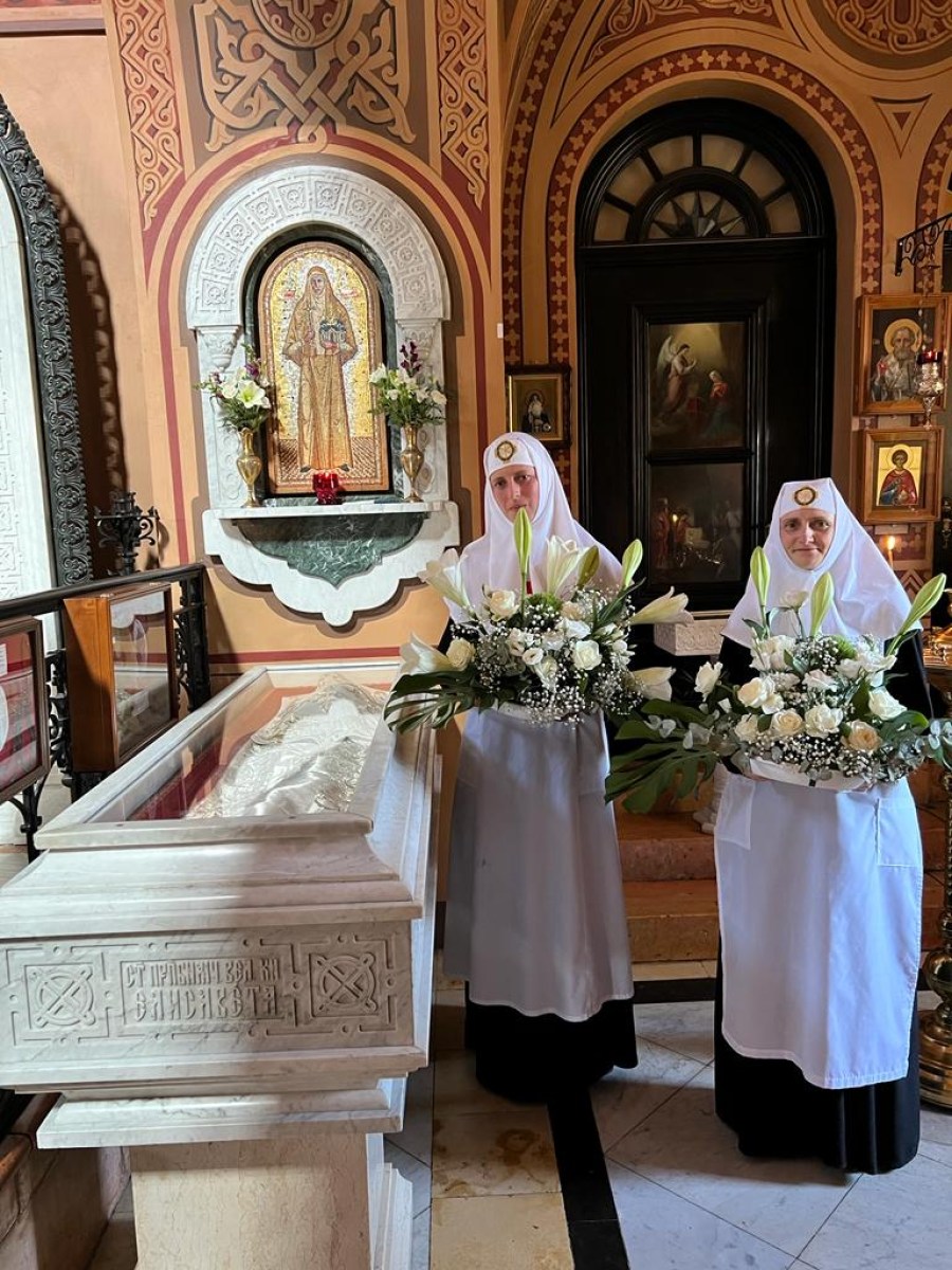 Возложение цветов на раки свв. Вел. Кн. Елисаветы Феодоровны и инокини Варвары