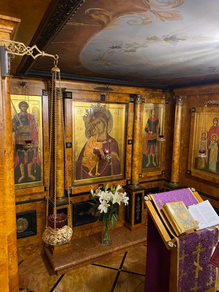 Пред Феодоровской Богородицей верою препадающе и молитвенно Миру Мир призывающе