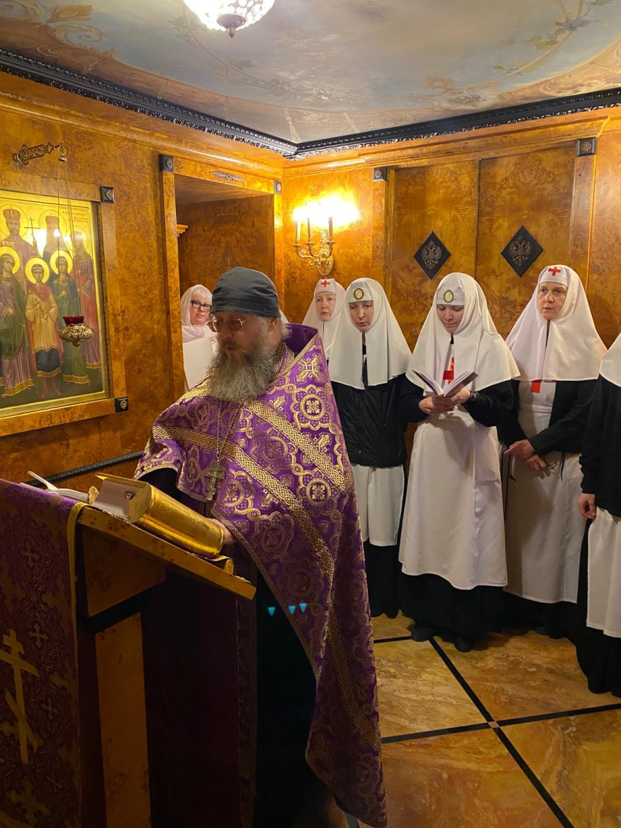 Пред Феодоровской Богородицей верою препадающе и молитвенно Миру Мир призывающе