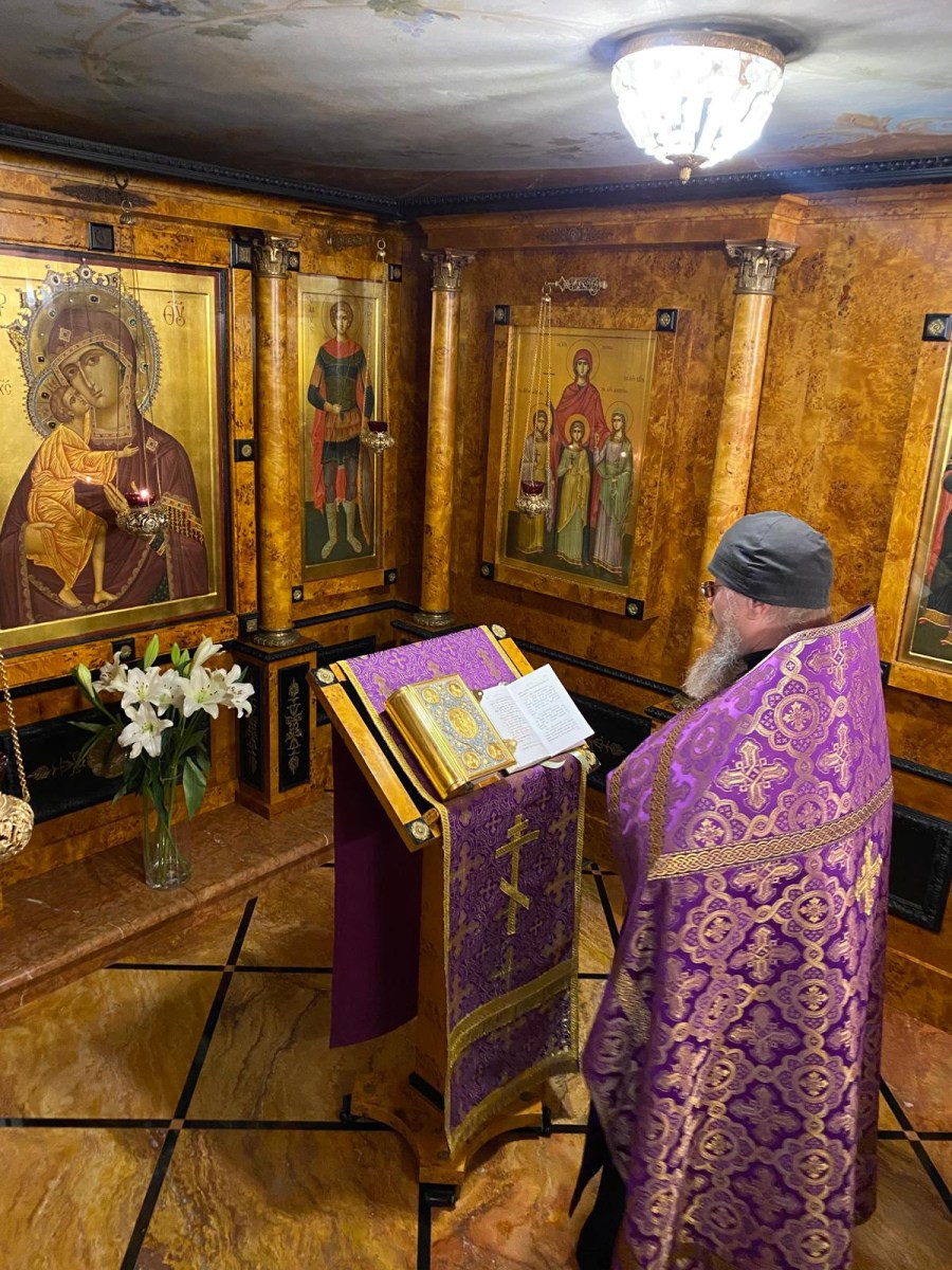 Пред Феодоровской Богородицей верою препадающе и молитвенно Миру Мир призывающе