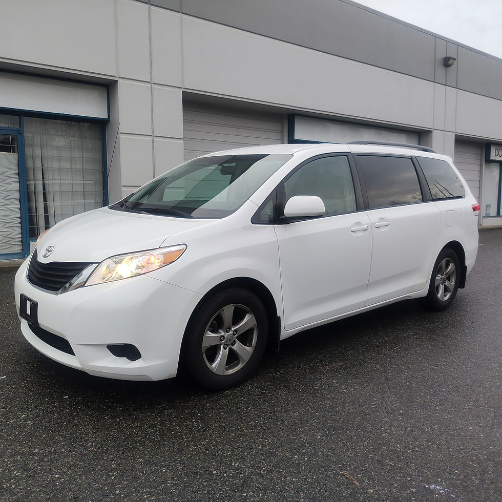 2011 Toyota Sienna LE 8 Passengers