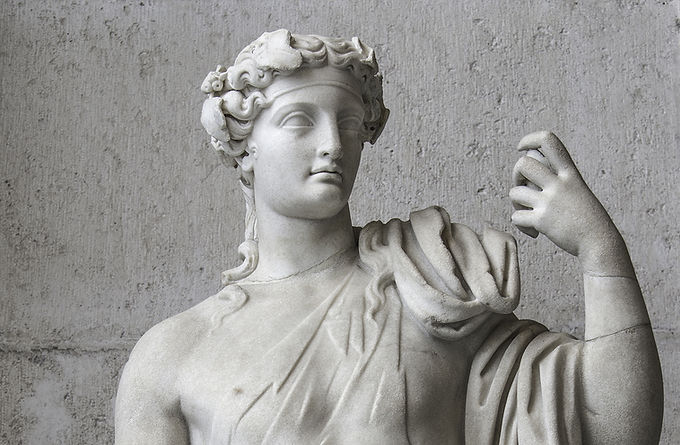 古代の石の彫刻