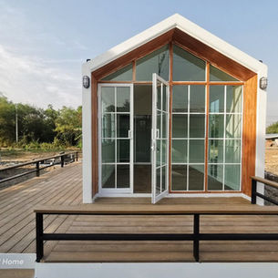 ร้านคาเฟ่น่ารักๆ มาพร้อมกับพื้นที่ใช้สอยอีกเยอะ ตกแต่งพื้นชานระเบียงไม้หน้าบ้านด้วยไม้เทียม