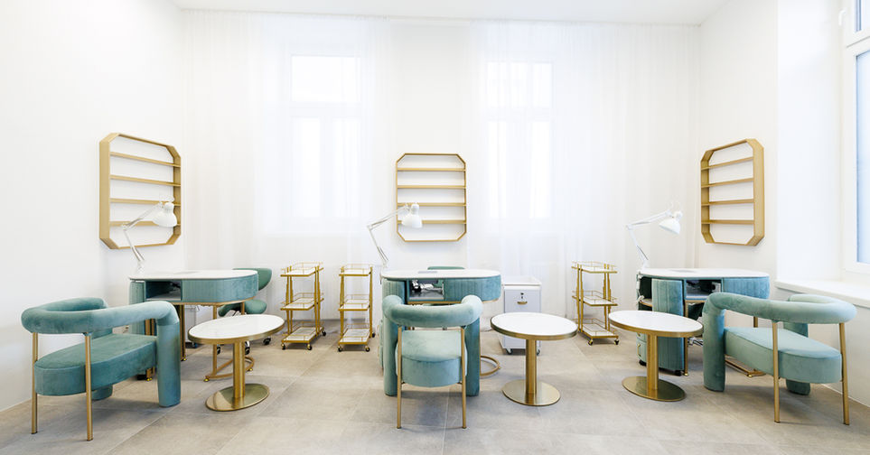 Praxisraum für Beauty-Behandlungen in Wien – heller Salon mit mehreren Plätzen und großer Fensterfront