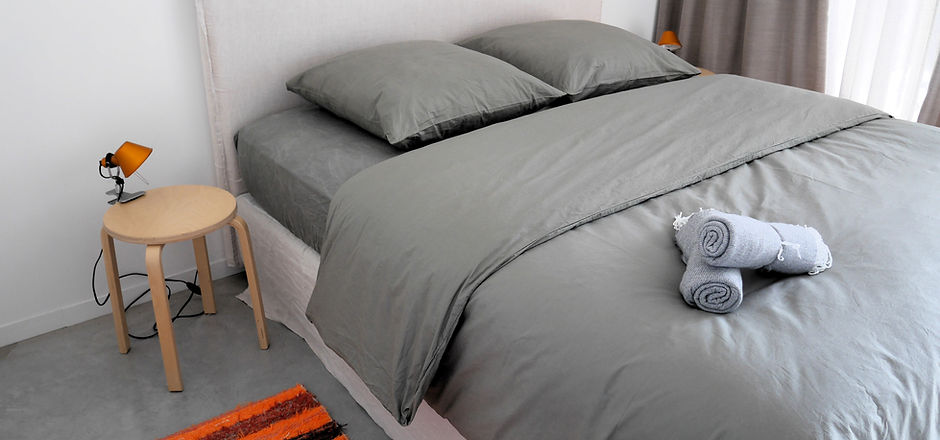 2 identische Schlafzimmer mit große Glas- Schiebetüren