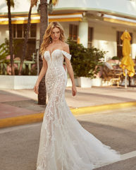 SALE DRESS Elegant mermaid wedding dress, made in lace and beadwork.
The sweetheart neckline, buttoned back, and detachable straps complete the look.
On-trend Luna Novias design.