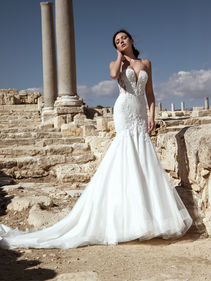 SALE DRESS
Strapless mermaid style dress with sheer back and lace up corset. Glitter tulle and beaded lace appliques.
WAS £2133, NOW £995