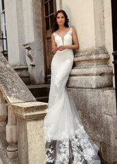 SALE DRESS
Fitted full lace gown with sparkle underlayer throughout. Illusion deep V straps into a low scoop back. Dramatic tulle and embellished lace applique glass train finished with horse hair edging.
Was £2145 , Now £995
Perfect Condition. No longer working with designer