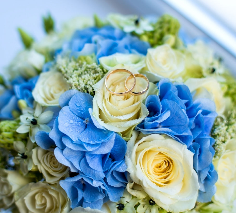 Kék menyasszonyi csokor és karika gyürű.