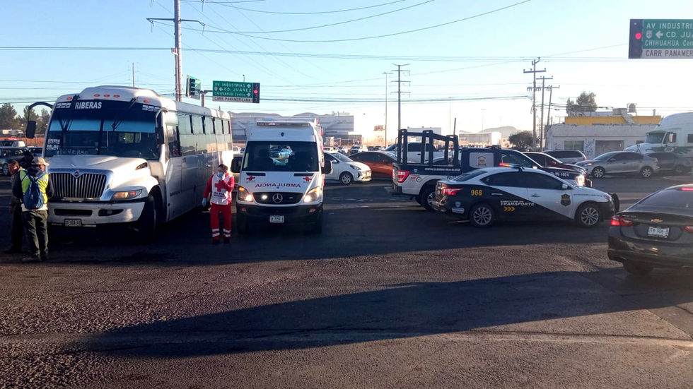 Se pasó el rojo camión urbano e impacta contra camión de la Coca Cola