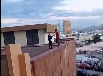 ¡Arriesgando su vida! Agente Municipal rezcata a hombre que intentaba saltar de lo alto del Hospital Morelos