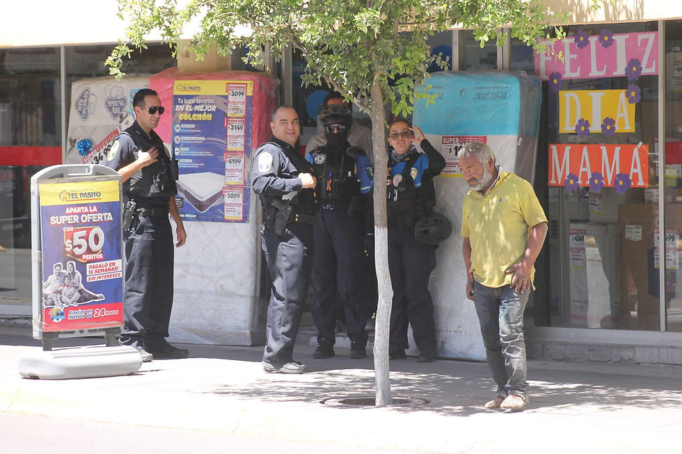 Vagabundo pernoctaba en vía publica y a plena luz del día afuera de un local del Centro; lo retiran municipales