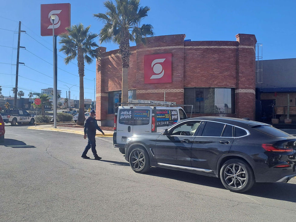 Le chocan su camioneta BMW en Plaza del Perijuventud