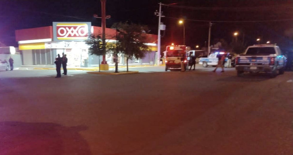 Balean a un un hombre afuera de un Oxxo al sur