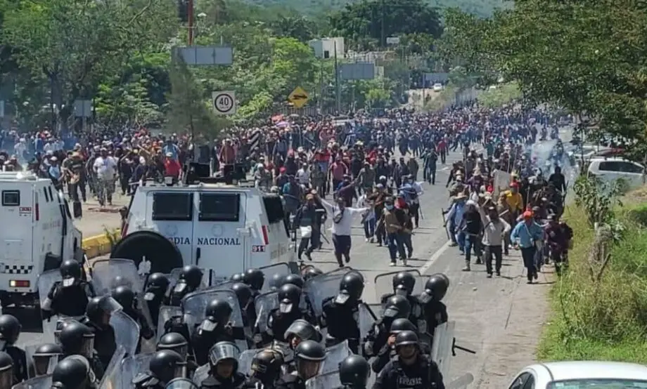 Se enfrentan antimotines y 5 mil manifestantes en Chilpancingo