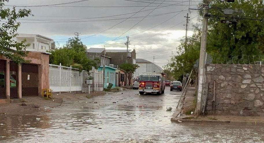 Cae fuerte tormenta al norte de Chihuahua; Bomberos acuden al rescate de vehículos y personas