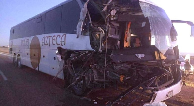 18 pasajeros lesionados por choque entre camión y Tráiler en Camargo 