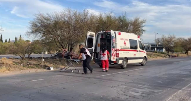 Se accidenta motociclista en la carretera a Aldama; lo trasladan al hospital