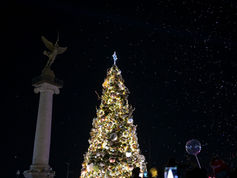 Miles de chihuahuenses se dieron cita para el tradicional encendido del Árbol en Plaza del Ángel