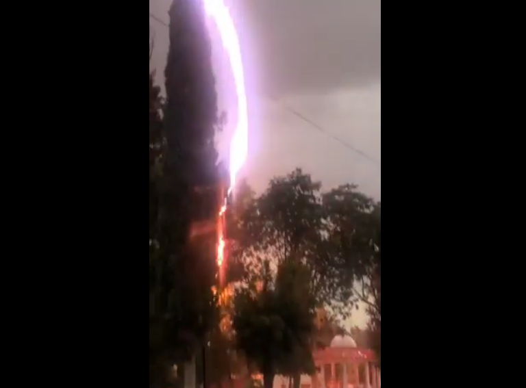 Captan momento exacto, cuando un rayo cae en plaza principal de Camargo