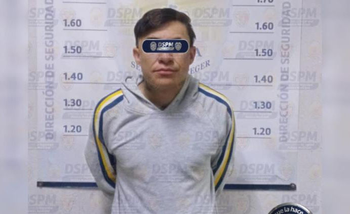 Lo descubren municipales cuando intentaba ocultar envoltorios con presunta droga en la colonia 20 Aniversario