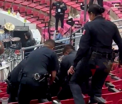 Municipales someten a sujeto agresivo en palenque de Chihuahua