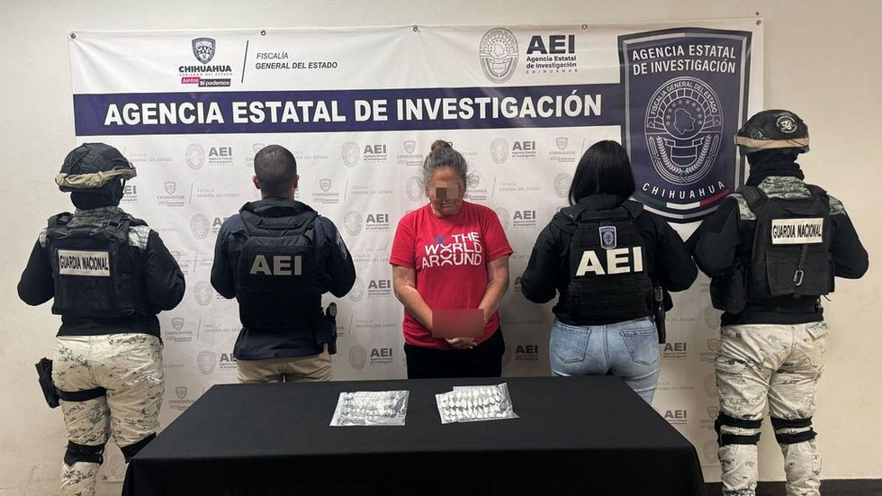 Agentes de la Fiscalía a mujer con 76 dosis de cocaína en Cd. Juárez