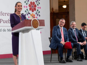 La presidenta Claudia Sheinbaum Pardo destacó que el acuerdo alcanzado por México con Estados Unidos, sobre una pausa de 90 días para los aranceles que entrarían en vigor mañana, es importante porque protege al Tratado entre México, Estados Unidos y Canadá (T-MEC).  Recordó que los aranceles del 25% son para los productos que nuestro país exporta y que no están dentro de dicho Tratado.      “¿Por qué es importante este acuerdo? En primer lugar, no aumentan más las tarifas. En segundo, se salvaguarda el T-MEC; eso es muy importante porque el 25 por ciento de los aranceles son para todo aquello que no está dentro del T-MEC”,     precisó en la Mañanera del Pueblo.  Sheinbaum Pardo indicó que se mantienen los aranceles para la industria automotriz, aunque existe un descuento para las partes fabricadas en Estados Unidos, México y Canadá.  Tras la llamada que sostuvo con Trump durante 40 minutos, la presidenta resaltó que estos 90 días servirán para seguir dialogando y construyendo un acuerd