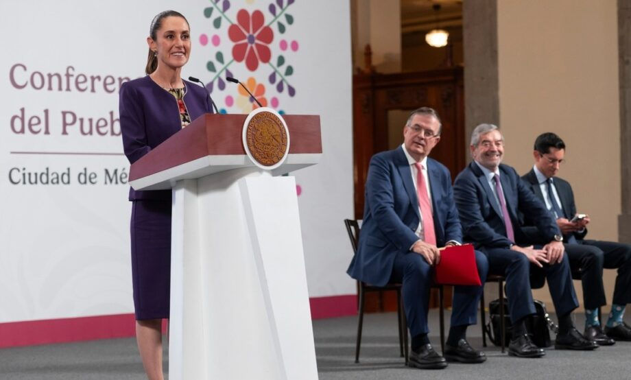 La presidenta Claudia Sheinbaum Pardo destacó que el acuerdo alcanzado por México con Estados Unidos, sobre una pausa de 90 días para los aranceles que entrarían en vigor mañana, es importante porque protege al Tratado entre México, Estados Unidos y Canadá (T-MEC).  Recordó que los aranceles del 25% son para los productos que nuestro país exporta y que no están dentro de dicho Tratado.      “¿Por qué es importante este acuerdo? En primer lugar, no aumentan más las tarifas. En segundo, se salvaguarda el T-MEC; eso es muy importante porque el 25 por ciento de los aranceles son para todo aquello que no está dentro del T-MEC”,     precisó en la Mañanera del Pueblo.  Sheinbaum Pardo indicó que se mantienen los aranceles para la industria automotriz, aunque existe un descuento para las partes fabricadas en Estados Unidos, México y Canadá.  Tras la llamada que sostuvo con Trump durante 40 minutos, la presidenta resaltó que estos 90 días servirán para seguir dialogando y construyendo un acuerd