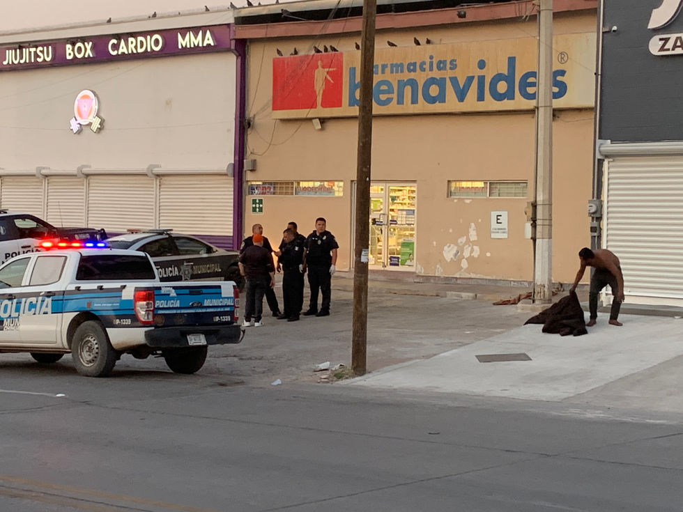 Hombre semidesnudo se aventaba a los autos que pasaban en la Nueva España