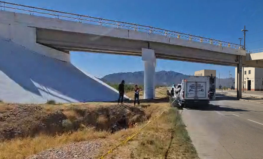 El cuerpo sin vida de un hombre en avanzado estado de descomposición fue localizado la mañana de este lunes al interior de un canal de desagüe ubicado en el kilómetro 15+500 del Libramiento Oriente. El hallazgo fue reportado por personal de CAPUFE, quienes observaron el cadáver a un costado de la carretera y dieron aviso inmediato a las autoridades a través del sistema de emergencias. Al lugar acudieron inicialmente elementos de la célula BOI y de la Guardia Nacional para asegurar la zona, mientras que posteriormente arribaron agentes de la Policía Ministerial y peritos de la Fiscalía General del Estado. Las autoridades realizaron el levantamiento del cuerpo y de los indicios localizados en la escena. El cadáver fue trasladado al Servicio Médico Forense para la práctica de la necropsia de ley, con el fin de determinar las causas del fallecimiento e iniciar las investigaciones correspondientes.