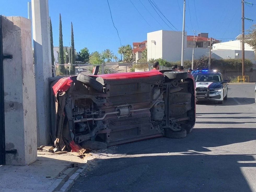 Conductora toma la curva a exceso de velocidad y vuelca en Haciendas del Valle