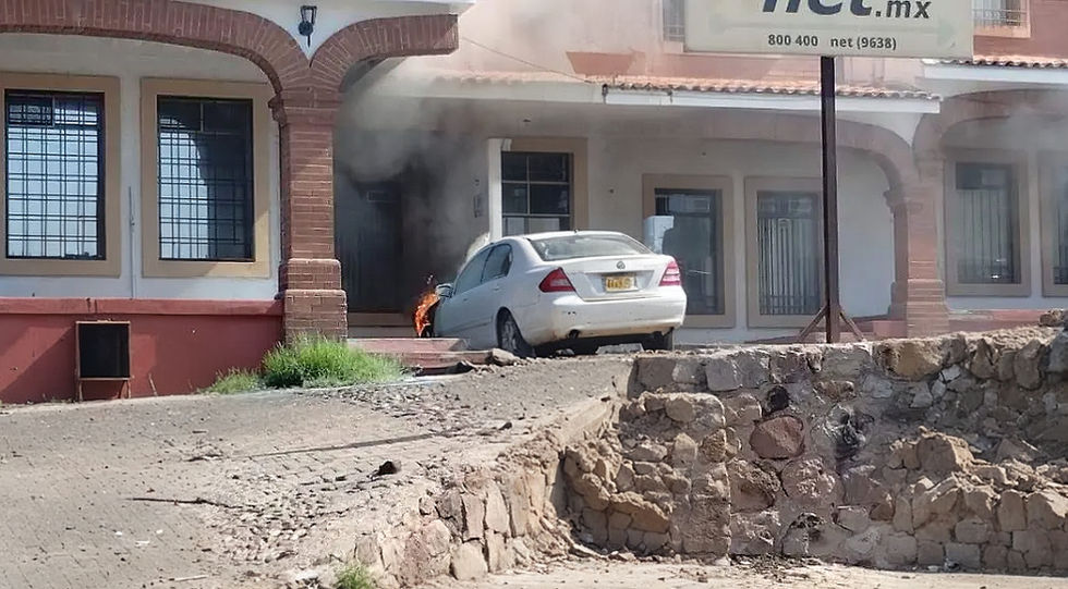 Motor de un Mercedes Benz arde en llama en la colonia San Felipe Viejo; Bomberos sofocan incendio